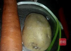 清炒土豆胡萝卜丝的做法图解1