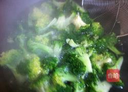 浇汁西兰花的做法图解1