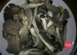 蘑菇炒肉的做法图解1