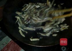 蘑菇炒肉的做法图解3