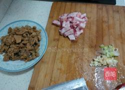 萝卜干炒肉的做法图解2