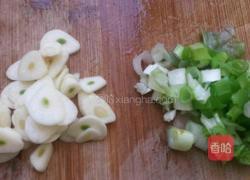 荷兰豆烧香肠的做法图解2