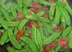 荷兰豆烧香肠的做法图解5