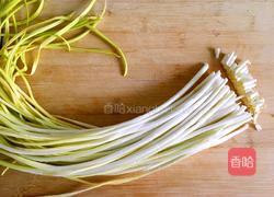 蒜黄木耳炒鸡蛋的做法图解1