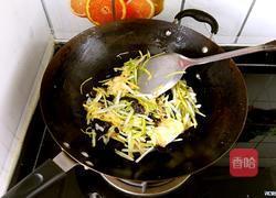 蒜黄木耳炒鸡蛋的做法图解7