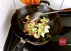 核桃仁炒菜花的做法图解5