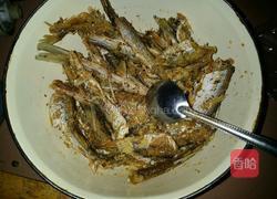 老干妈拌炸鱼的做法图解1