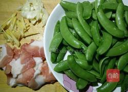 甜豆炒肉的做法图解1