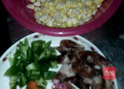 腊肠炒三色的做法图解1