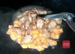 腊肠炒三色的做法图解2