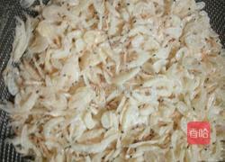 洋葱炒虾皮的做法图解2