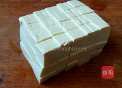 咸蛋黄烧豆腐的做法图解1