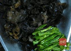 木耳炒肉的做法图解2