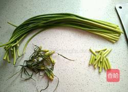 腊肠炒蒜苔的做法图解1