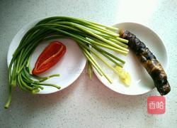 腊肠炒蒜苔的做法图解2