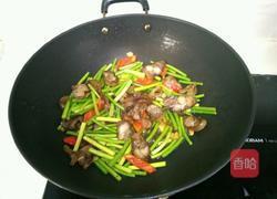 腊肠炒蒜苔的做法图解5