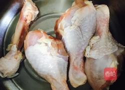 胡萝卜鸡腿绊饭的做法图解1