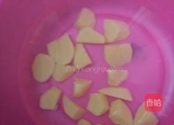 土豆焖鸡的做法图解1