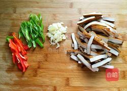 木耳炒香干的做法图解2