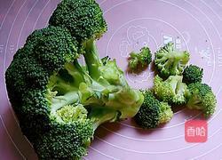 腊肉小炒西兰花的做法图解1
