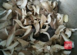 炒蘑菇的做法图解3