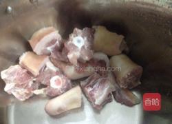 莲藕猪尾汤的做法图解2