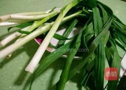 青蒜炒熏干的做法图解1