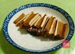青蒜炒熏干的做法图解3