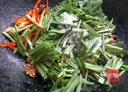 核桃仁炒韭菜的做法图解5