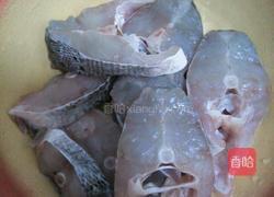 煎鲈鱼的做法图解1