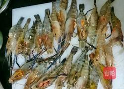 蒜茸牛油烤河虾的做法图解1