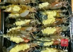 蒜茸牛油烤河虾的做法图解2