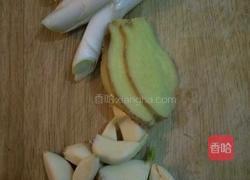 鲫鱼烧咸菜头的做法图解3