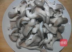 鲮鱼丸平菇汤的做法图解2