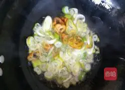 Illustration of how to stir-fry shredded beef 3