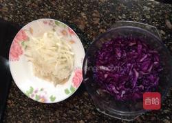 紫甘蓝拌萝卜丝的做法图解2
