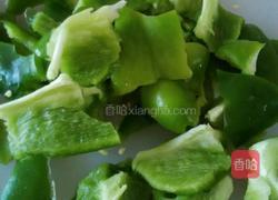 青椒炒红肠的做法图解1