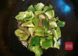 青椒炒红肠的做法图解4