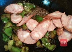 青椒炒红肠的做法图解5