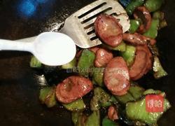 青椒炒红肠的做法图解7