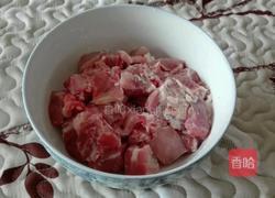 胡萝卜玉米排骨砂锅的做法图解2