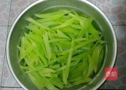 莴笋炒肉的做法图解1