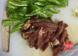 尖椒牛肉的做法图解1