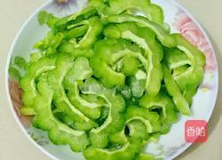 苦瓜炒蛋的做法图解1