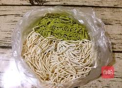 炒双色面的做法图解1