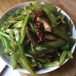 牛肉香菇炒芹菜的做法[图]