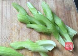 牛肉香菇炒芹菜的做法图解2