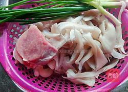 瘦肉炒平菇的做法图解1
