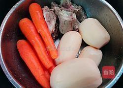 胡萝卜莲藕煲猪骨的做法图解1