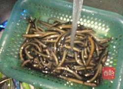 椒盐炸泥鳅的做法图解1